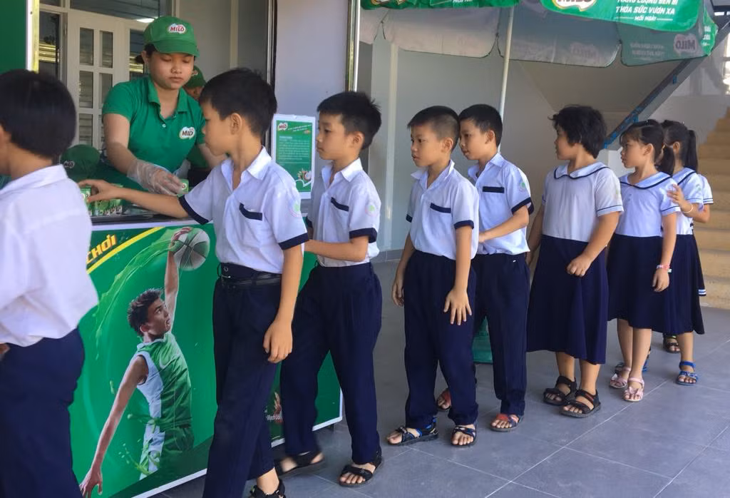 Phát sữa miễn phí trong trường học ở tỉnh Bình Thuận (Ảnh minh họa của tác giả)