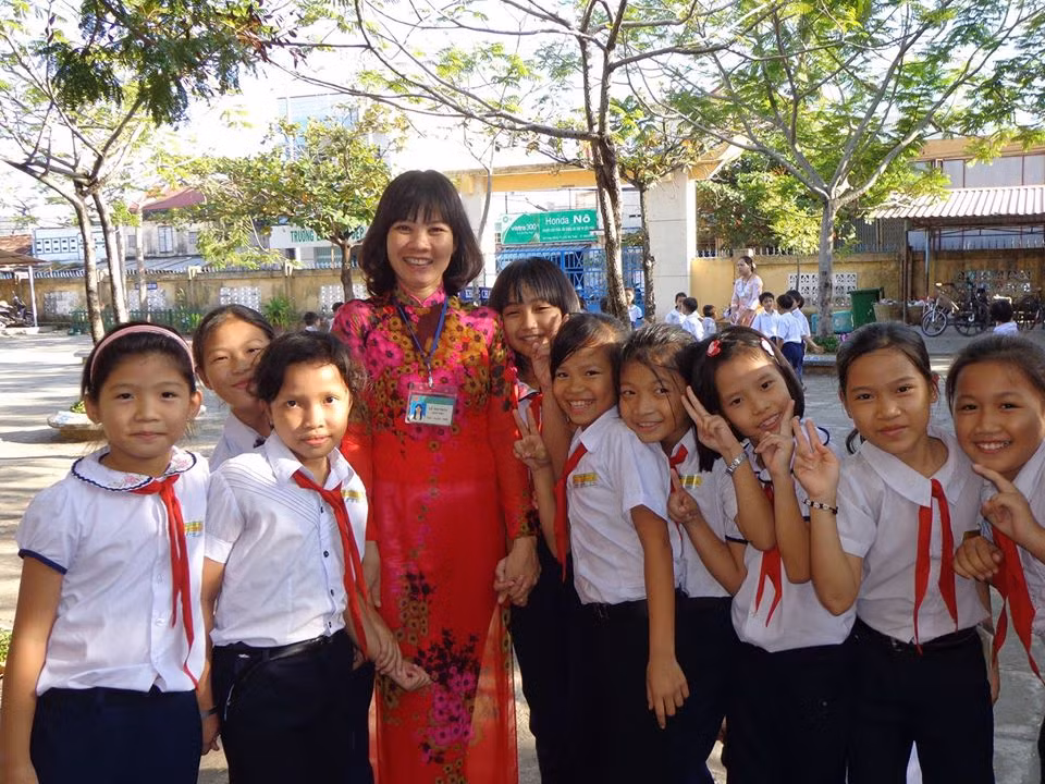Giáo viên chủ nhiệm giỏi luôn được học sinh yêu quý (Ảnh minh họa Phan Tuyết)