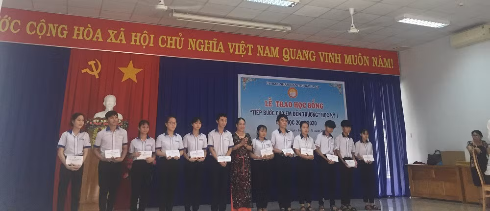 Học sinh, sinh viên nghèo được nhận học bổng tiếp bước đến trường (Ảnh CTV)