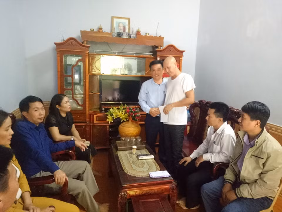 Lãnh đạo Phòng Giáo dục Kỳ Sơn thăm và tặng quà giáo viên bị bệnh hiểm nghèo (Ảnh CTV) Lãnh đạo Phòng Giáo dục Kỳ Sơn thăm và tặng quà giáo viên bị bệnh hiểm nghèo (Ảnh CTV)