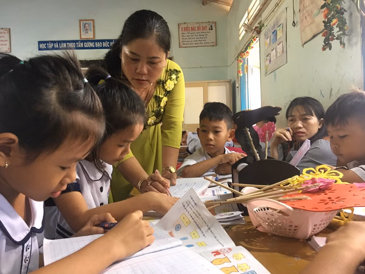 Giáo viên đang nghiệm thu sản phẩm của học sinh ở các nhóm (Tiết học theo mục tiêu phát triển năng lực của học sinh tại Trường Tiểu học Tân Bình thị xã La Gi tỉnh Bình Thuận. Ảnh Phan Tuyết)