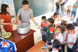 Những giáo viên cắm bản ngày ngày luôn chăm lo cho học sinh nhưng con cái của mình lại phải nhờ người thân chăm giúp. Các thầy cô luôn mong có được cái Tết về sum họp gia đình (Ảnh minh họa Báo Giáo dục và Thời đại)