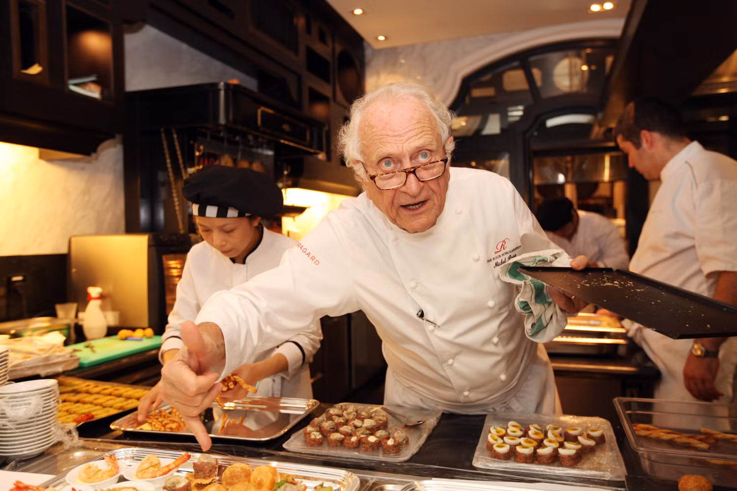 Đầu bếp Michael Roux lừng danh thế giới đã mở nhà hàng đầu tiên của mình ở châu Á trong không gian biệt thự Pháp cao cấp. Đầu bếp Michael Roux lừng danh thế giới đã mở nhà hàng đầu tiên của mình ở châu Á trong không gian biệt thự Pháp cao cấp.