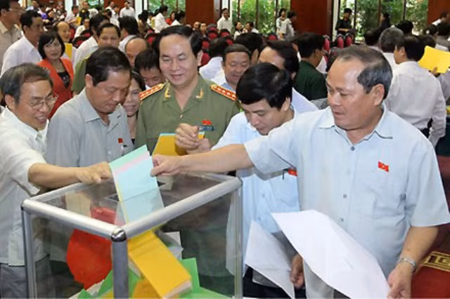 Đại biểu bỏ phiếu đánh giá tín nhiệm tại kỳ họp thứ 5 năm 2013. Ảnh: TTXVN. Đại biểu bỏ phiếu đánh giá tín nhiệm tại kỳ họp thứ 5 năm 2013. Ảnh: TTXVN.