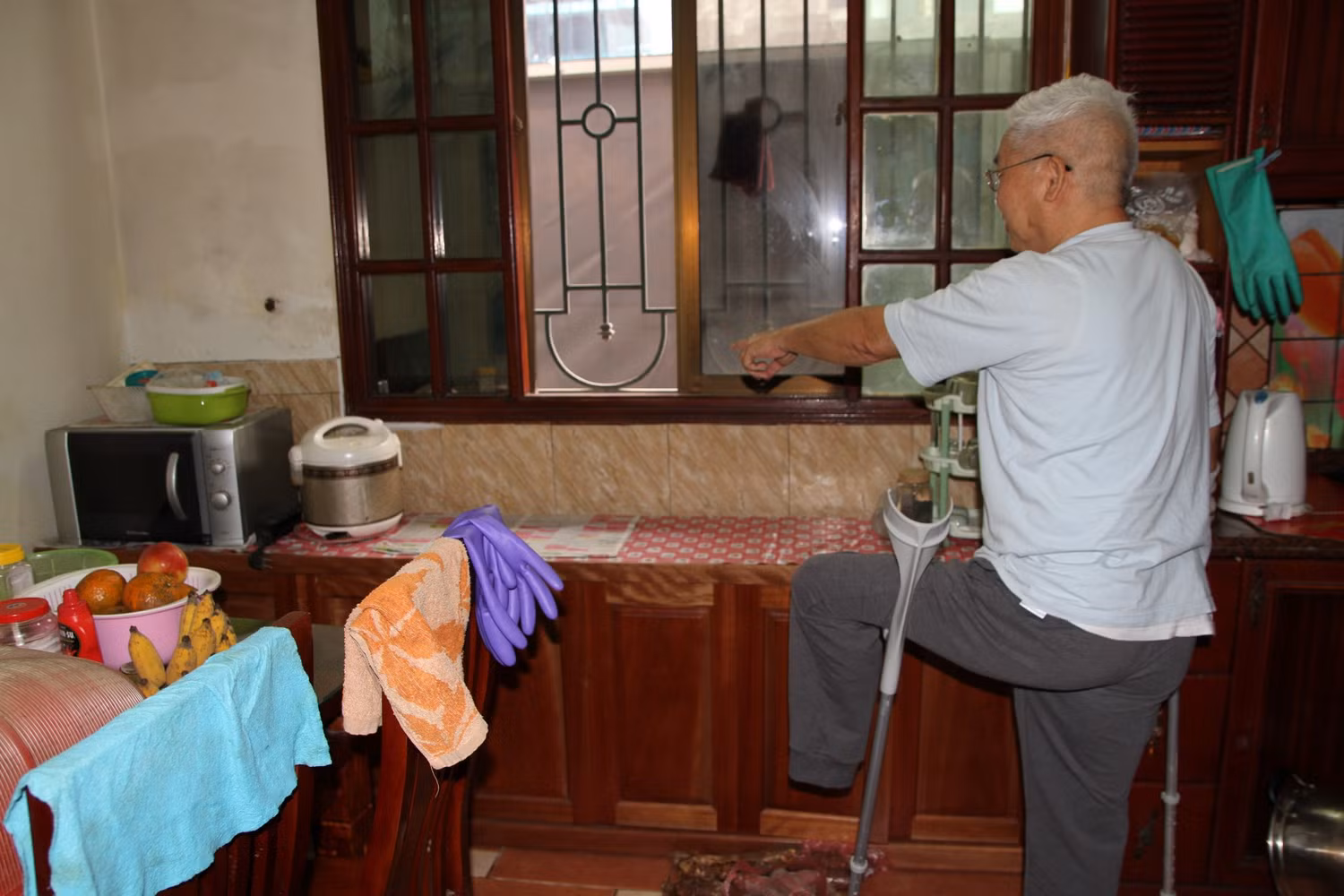 Ông Phan Văn Hòa chỉ vào vị trí chân tường gia đình phải thuê người ốp gạch vì bị thấm nước do đơn vị thi công tự ý phá bỏ bức tường và xâm phạm vào móng nhà. Ảnh: N.H. Ông Phan Văn Hòa chỉ vào vị trí chân tường gia đình phải thuê người ốp gạch vì bị thấm nước do đơn vị thi công tự ý phá bỏ bức tường và xâm phạm vào móng nhà. Ảnh: N.H.
