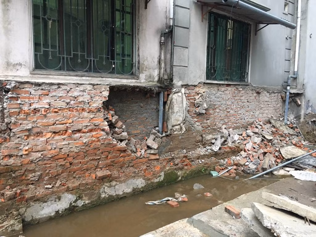 Phần móng một số nhà dân bị đơn vị thi công dự án tự ý phá dỡ bức tường và phạm vào phần móng của một số hộ liền kề. Ảnh: N.H Phần móng một số nhà dân bị đơn vị thi công dự án tự ý phá dỡ bức tường và phạm vào phần móng của một số hộ liền kề. Ảnh: N.H