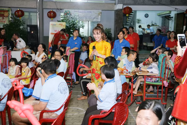 CEO Nguyễn Thị Phương Thảo hát tặng các em nhỏ tại Trung tâm Bảo trợ trẻ tàn tật mồ côi Thị Nghè tại Thành phố Hồ Chí Minh và Lâm Đồng. Ảnh: VJC.
