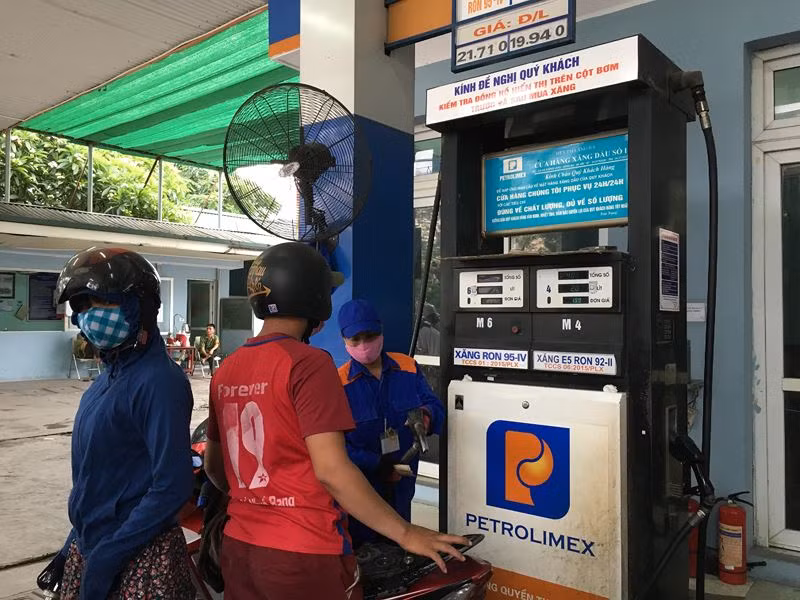 Sau lần điều chỉnh giá xăng dầu giảm năm 2019, lần điều chỉnh tiếp theo giá xăng dầu giữ nguyên giá. Ảnh: V.P.