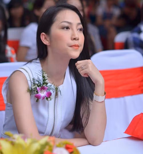 Lúc... ngậm hột thị trông cũng vô cùng xinh đẹp.