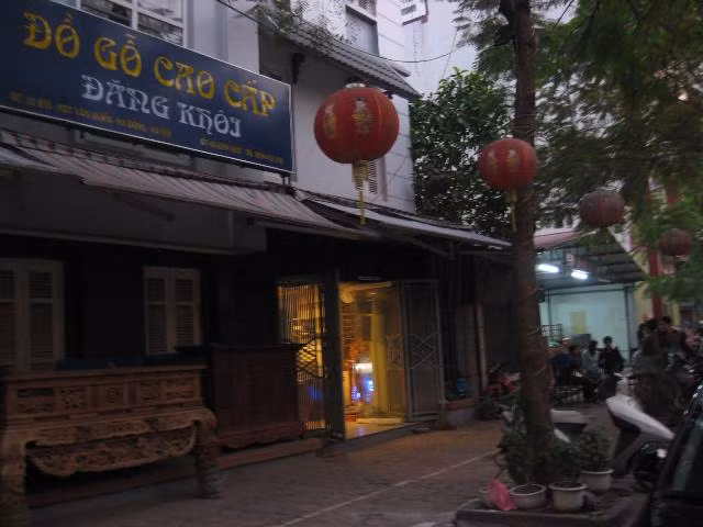 Nhưng đã được thay bằng biển hiệu của người khác Nhưng đã được thay bằng biển hiệu của người khác