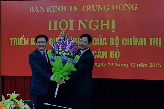 Trưởng Ban Kinh tế T.Ư Vương Đình Huệ chúc mừng tân Thứ trưởng thường trực Nguyễn Xuân Cường (Ảnh: Thanh Liêm) Trưởng Ban Kinh tế T.Ư Vương Đình Huệ chúc mừng tân Thứ trưởng thường trực Nguyễn Xuân Cường (Ảnh: Thanh Liêm)