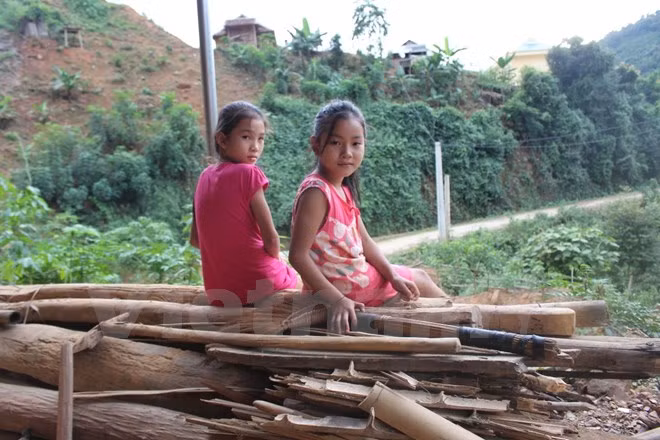 Cô bé Lương Thị Phương Thảo (áo hồng)