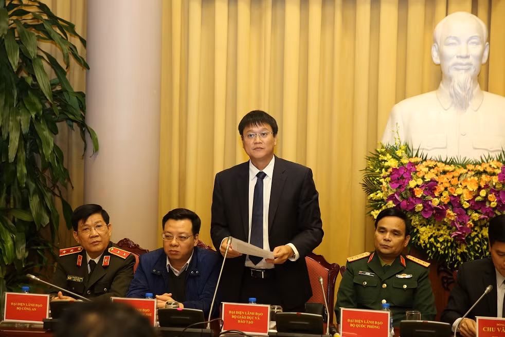 Thứ trưởng Bộ Giáo dục và Đào tạo Lê Hải An giới thiệu nội dung tại buổi họp báo công bố luật (Ảnh: moet.gov.vn)