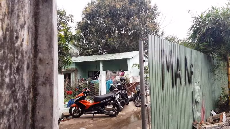 Dọc theo hệ thống hàng rào sắt này chỉ mở một vài ô nhỏ rộng hơn 1 mét làm chỗ xuống biển tạm thời cho người dân.