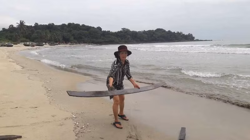 Bao nhiều đời bám biển, "ngủ dậy nhìn ra là biển cả bao la" nhưng giờ đây, lối xuống biển của người dân đã bị hẹp dần.