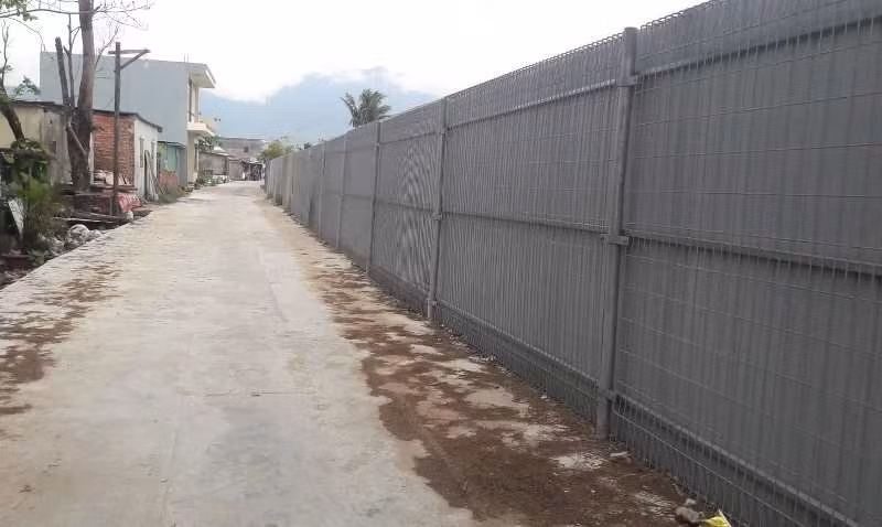 Để bao vây phần diện tích hơn 33 hecta được thành phố Đà Nẵng giao, chủ đầu tư đã xây dựng một hệ thống tường rào bằng sắt kiên cố kéo dài hơn 3km, bịt lối xuống biển của người dân. Theo chính quyền địa phương thì hàng rào này được dựng lên từ tháng 6/2017 để chủ đầu tư thi công dự án.