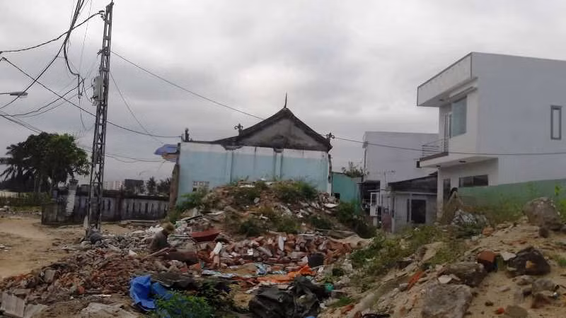 Trái ngược với vẻ đẹp hoang sơ của bãi biển, hàng trăm hộ dân nơi đây đã phải di dời, giải tỏa để nhường chỗ cho dự án resort 5 sao. Ngay cả những ngôi miếu thờ tự của dân làng biển cũng phải dời đi.