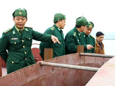 Tàu than vừa bị lực lượng biên phòng Cát Hải bắt giữ. Ảnh: Phạm Duẩn