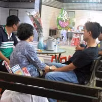 Những người đến đám tang chỉ biết im lặng, nắm tay chia buồn với cha bé Kiến Thành. Ảnh: Phạm Dũng