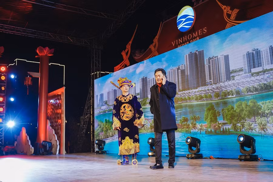 “Có nhà ở hạ giới - chốn bồng lai nơi hạ giới đây rồi. Về gì mà về nữa".