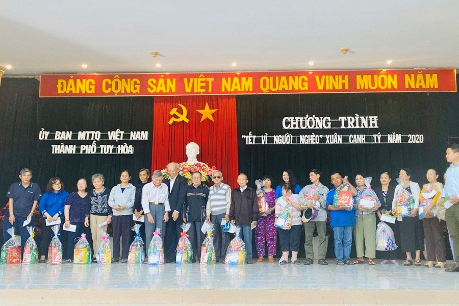 Tại tỉnh Phú Yên, Tập đoàn Novaland phối hợp cùng Hội đồng hương tỉnh và các địa phương như Thành phố Tuy Hoà, Thị xã Sông Cầu, huyện Đông Hòa, Phú Hòa, Tuy An, Tây Hòa, Sông Hinh, Đồng Xuân đã tổ chức chương trình “Tết vì người nghèo” và trao tặng hơn 1.000 phần quà tết đến người khuyết tật, nạn nhân chất độc da cam/dioxin, gia đình có hoàn cảnh khó khăn trên địa bàn. Tại tỉnh Phú Yên, Tập đoàn Novaland phối hợp cùng Hội đồng hương tỉnh và các địa phương như Thành phố Tuy Hoà, Thị xã Sông Cầu, huyện Đông Hòa, Phú Hòa, Tuy An, Tây Hòa, Sông Hinh, Đồng Xuân đã tổ chức chương trình “Tết vì người nghèo” và trao tặng hơn 1.000 phần quà tết đến người khuyết tật, nạn nhân chất độc da cam/dioxin, gia đình có hoàn cảnh khó khăn trên địa bàn.