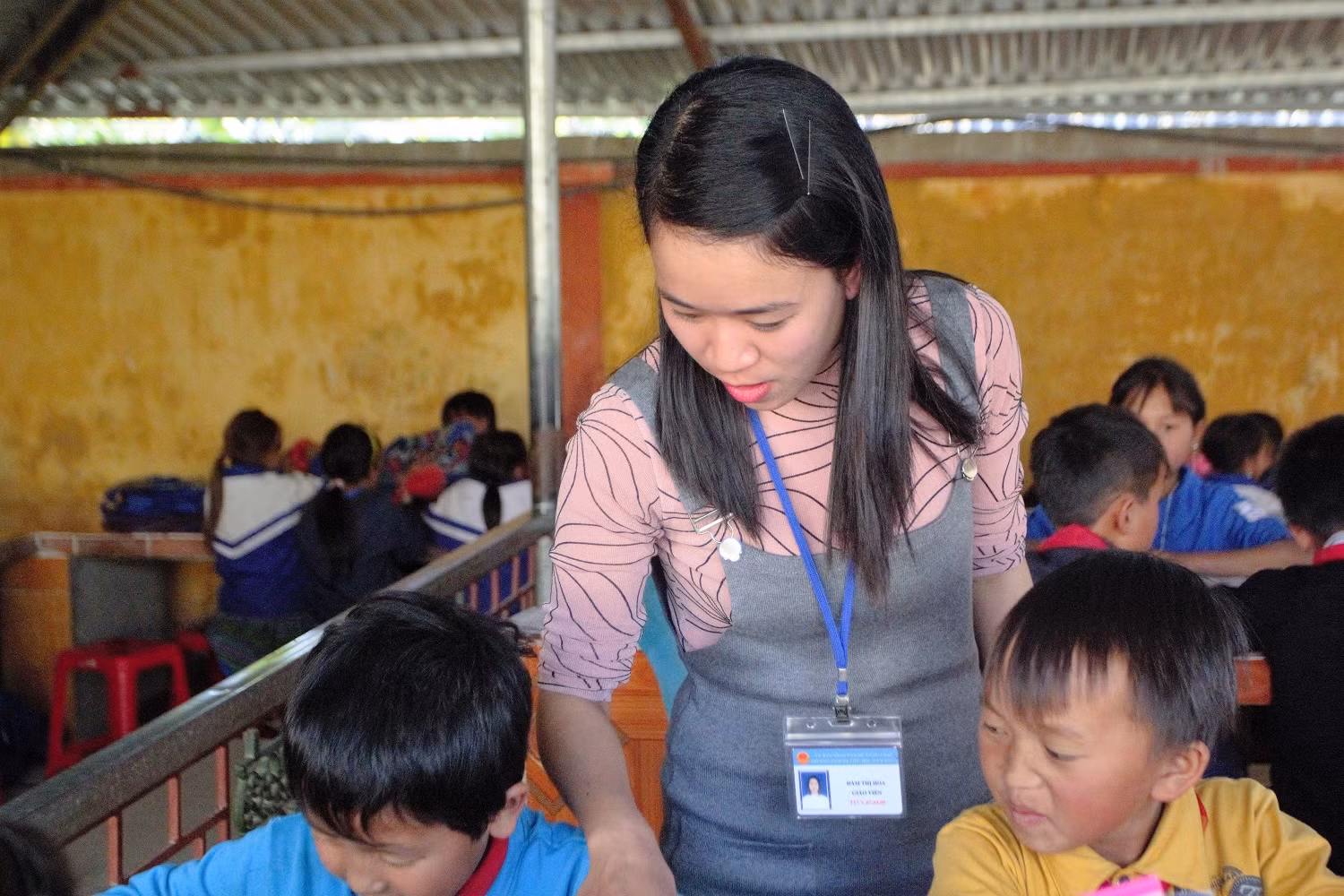 Ở trường bán trú, thầy cô phải làm việc gấp 2-3 lần so với dưới xuôi. Thầy cô bằng tình yêu thương con trẻ đã vượt qua tất cả những khó khăn đấy (Ảnh: Vũ Ninh).