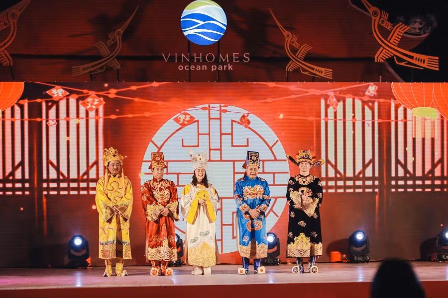 Show diễn quy tụ các nghệ hài nổi tiếng Việt Nam, hoạt động điểm nhấn trong khuôn khổ lễ hội hoa "Đào phúc lộc" dành riêng cho cư dân Vinhomes.