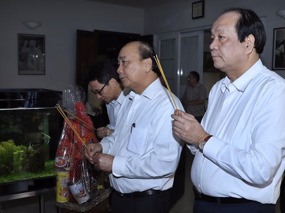 Thủ tướng Nguyễn Xuân Phúc, Phó Thủ tướng Vũ Đức Đam, Bộ trưởng, Chủ nhiệm VPCP Mai Tiến Dũng dâng hương, tưởng nhớ Tổng Bí thư Nguyễn Văn Linh. Ảnh: VGP