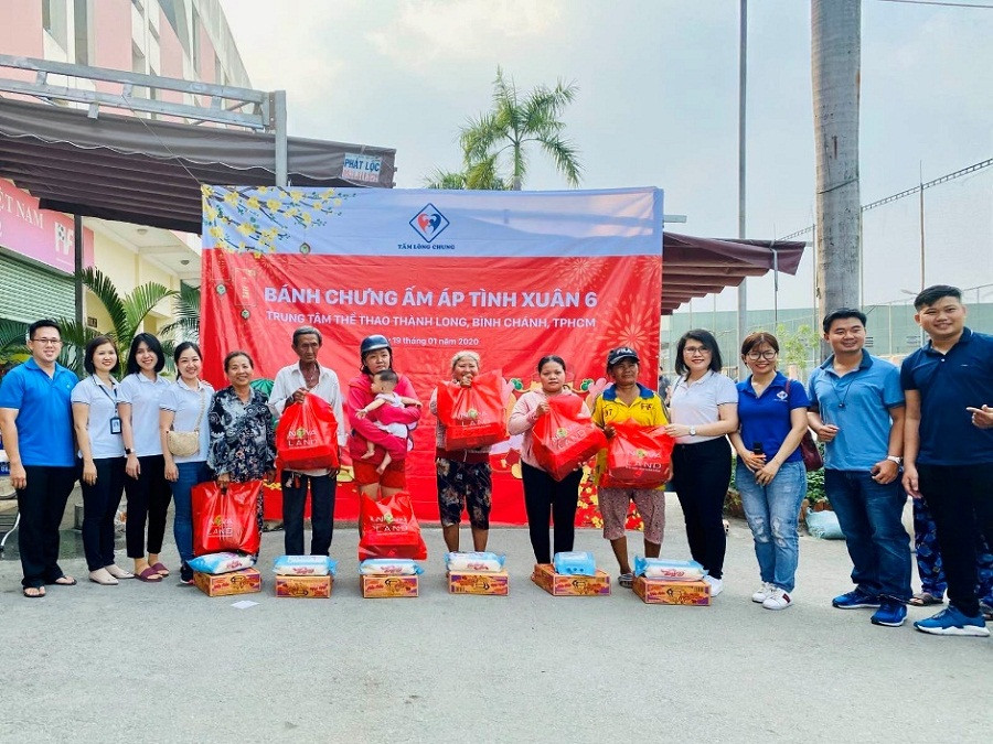 Niềm vui của các em nhỏ và các gia đình khi nhận được sự quan tâm và yêu thương. Niềm vui của các em nhỏ và các gia đình khi nhận được sự quan tâm và yêu thương.