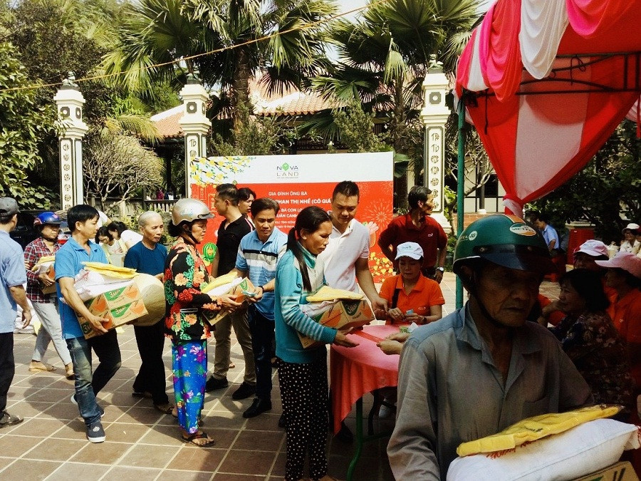 Hàng trăm phần quà Tết trao tặng bà con có hoàn cảnh khó khăn tại xã Long Khánh, tỉnh Đồng Tháp do Tập Đoàn Novaland phối hợp cùng gia đình cô giáo Nhế tổ chức. Hàng trăm phần quà Tết trao tặng bà con có hoàn cảnh khó khăn tại xã Long Khánh, tỉnh Đồng Tháp do Tập Đoàn Novaland phối hợp cùng gia đình cô giáo Nhế tổ chức.