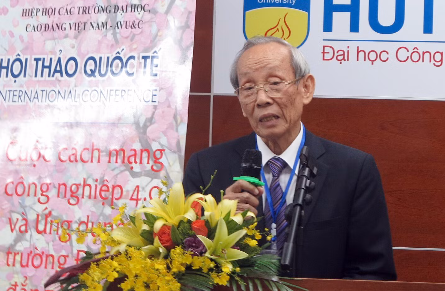 Giáo sư Trần Hồng Quân nói chuyện tại Hội thảo quốc tế về cuộc cách mạng 4.0. Giáo sư Trần Hồng Quân nói chuyện tại Hội thảo quốc tế về cuộc cách mạng 4.0.