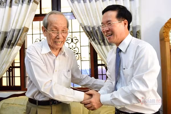 Đồng chí Võ Văn Thưởng, Ủy viên Bộ Chính trị, Trưởng ban Tuyên Giáo Trung ương đến thăm Giáo sư Trần Hồng Quân (Nguồn ảnh: vietnamnet). Đồng chí Võ Văn Thưởng, Ủy viên Bộ Chính trị, Trưởng ban Tuyên Giáo Trung ương đến thăm Giáo sư Trần Hồng Quân (Nguồn ảnh: vietnamnet).