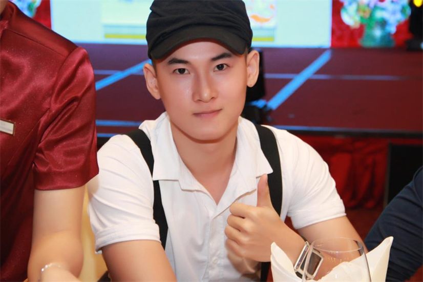 Nhật Hí - người đầu tiên tố cáo Minh Béo gạ tình. Nhật Hí - người đầu tiên tố cáo Minh Béo gạ tình.