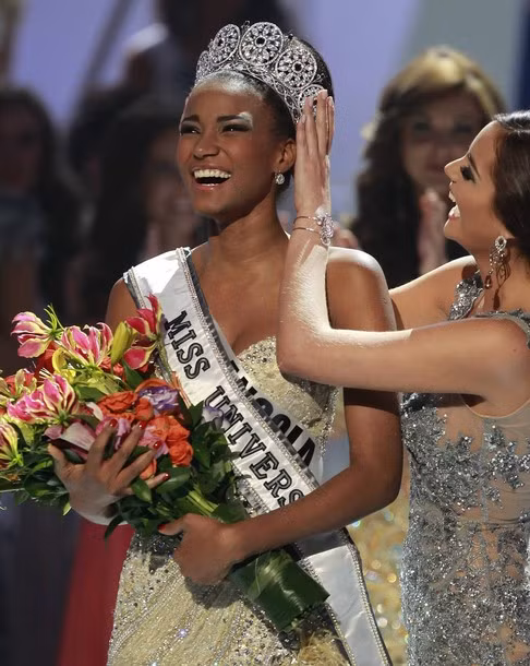 Niềm hạnh phúc của Hoa hậu Angola trong giờ phút đăng quang. Hoa hậu Hoàn vũ 2010, Ximena Navarrete trao vương miện lại cho Leika Lopez.