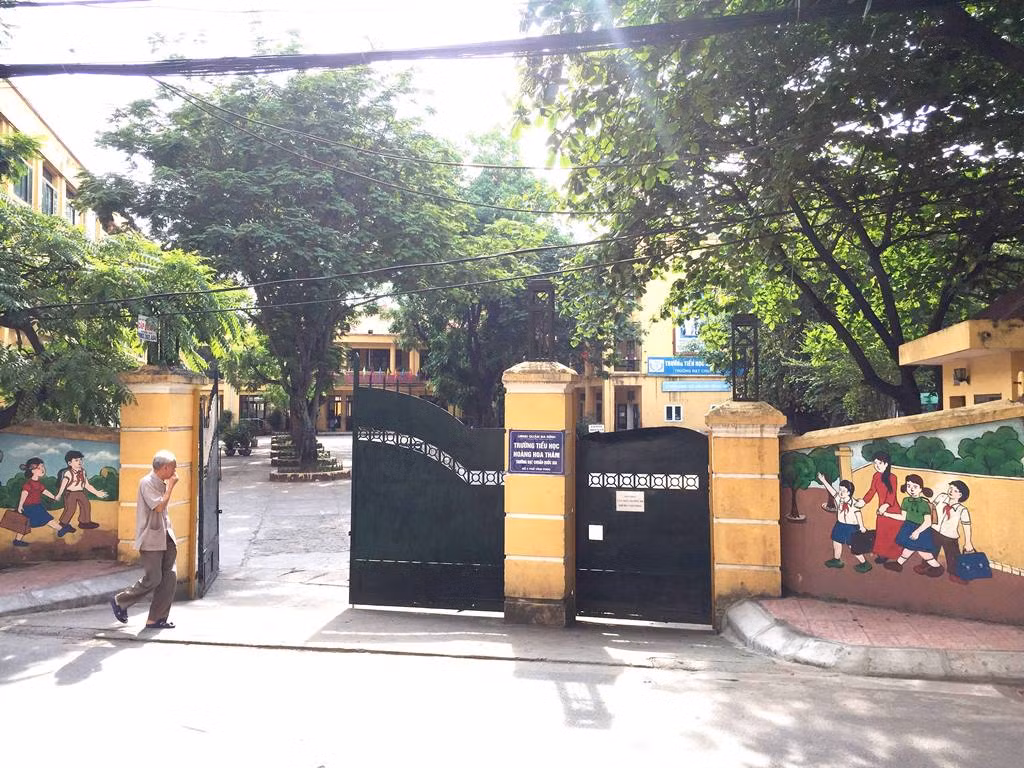 Trường tiểu học Hoàng Hoa Thám gây bức xúc cho nhiều giáo viên khi nhiều năm liền tiền lên lớp, tiền lương dạy thêm giờ bị bớt xén, ăn chặn. Ảnh: V.P