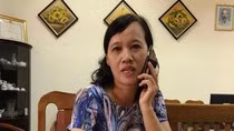 Trước khi làm việc, bà Bùi Thị Kim Thúy - Hiệu trưởng nhà trường gọi điện cho ai đó nhằm thách thức, ngăn cản phóng viên. Ảnh: Vũ Phương