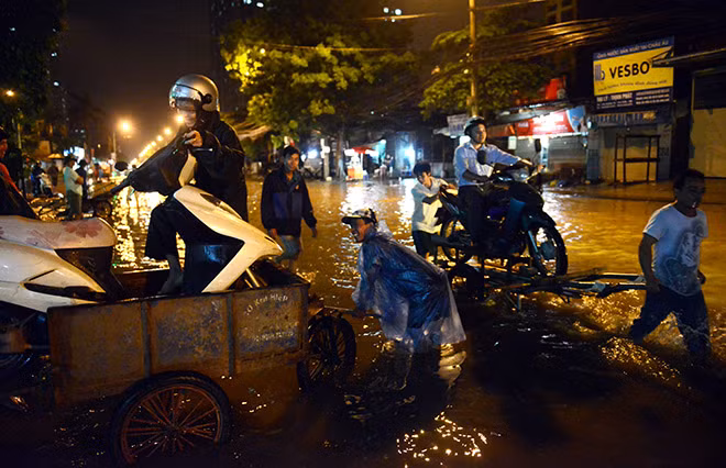 Người dân nghĩ ra những phương án tối ưu đối phó với dòng nước. Người dân nghĩ ra những phương án tối ưu đối phó với dòng nước.