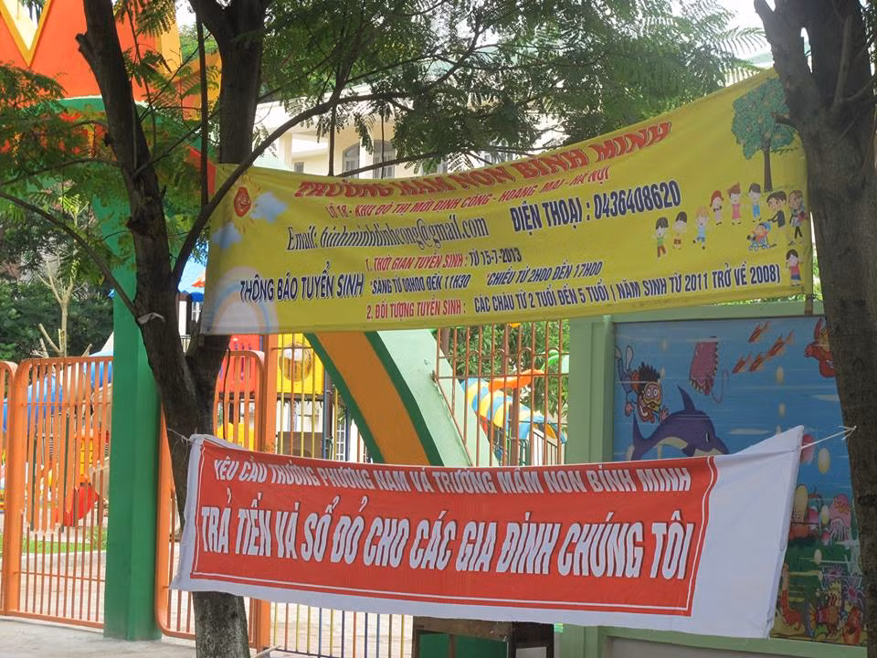 Các chủ nợ căng băng rôn yêu cầu bà Yến trả tiền.