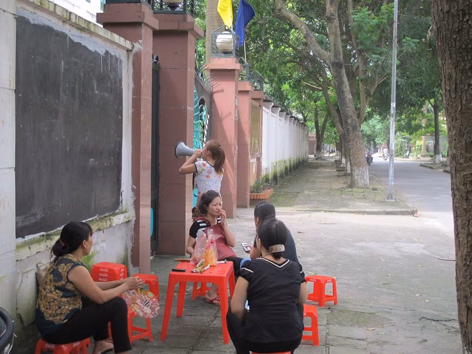Các chủ nợ bắc loa chửi bới, yêu cầu bà Yến hoàn trả số tiền đã vay.