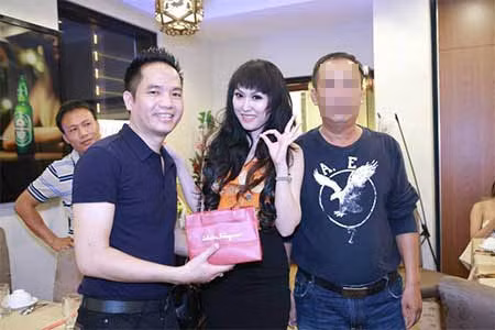 Người đàn ông (bên phải) trong nghi án giật chồng của Phi Thanh Vân. Người đàn ông (bên phải) trong nghi án giật chồng của Phi Thanh Vân.