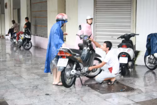 Xe máy chết hàng loạt trên vỉa hè.