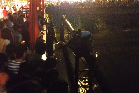 Lực lượng chức năng tiếp cận giải cứu cô gái.
