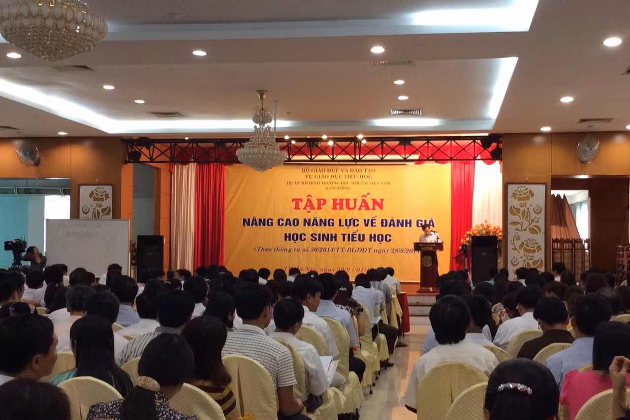 TS Phạm Ngọc Định - Vụ trưởng Vụ Giáo dục Tiểu học giải thích thắc mắc, lo lắng của thầy cô giáo tham gia tập huấn Nâng cao năng lực về đánh giá học sinh tiểu học. Ảnh: Hồng Nhung