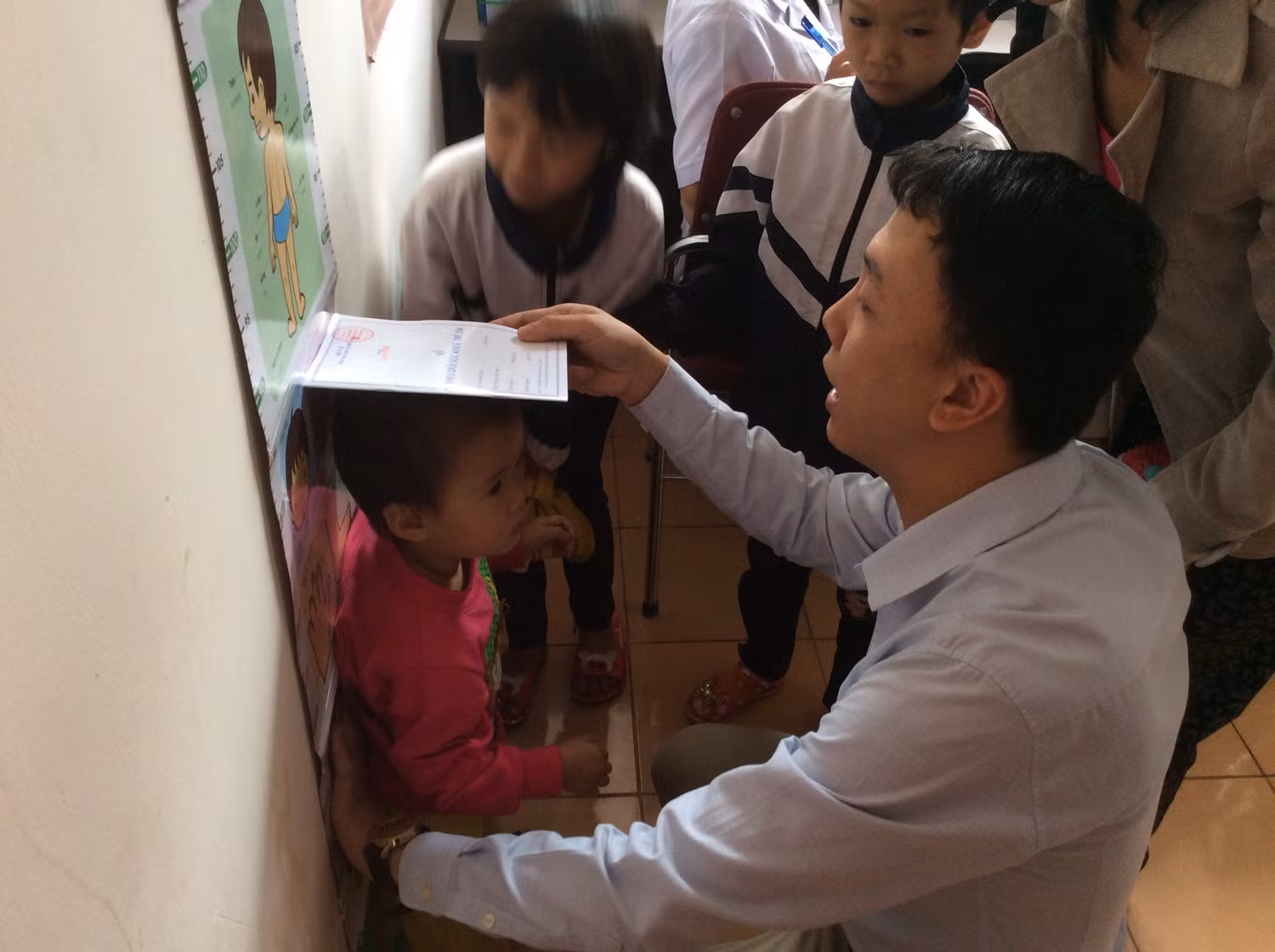Các em được đo chiều cao và cân nặng