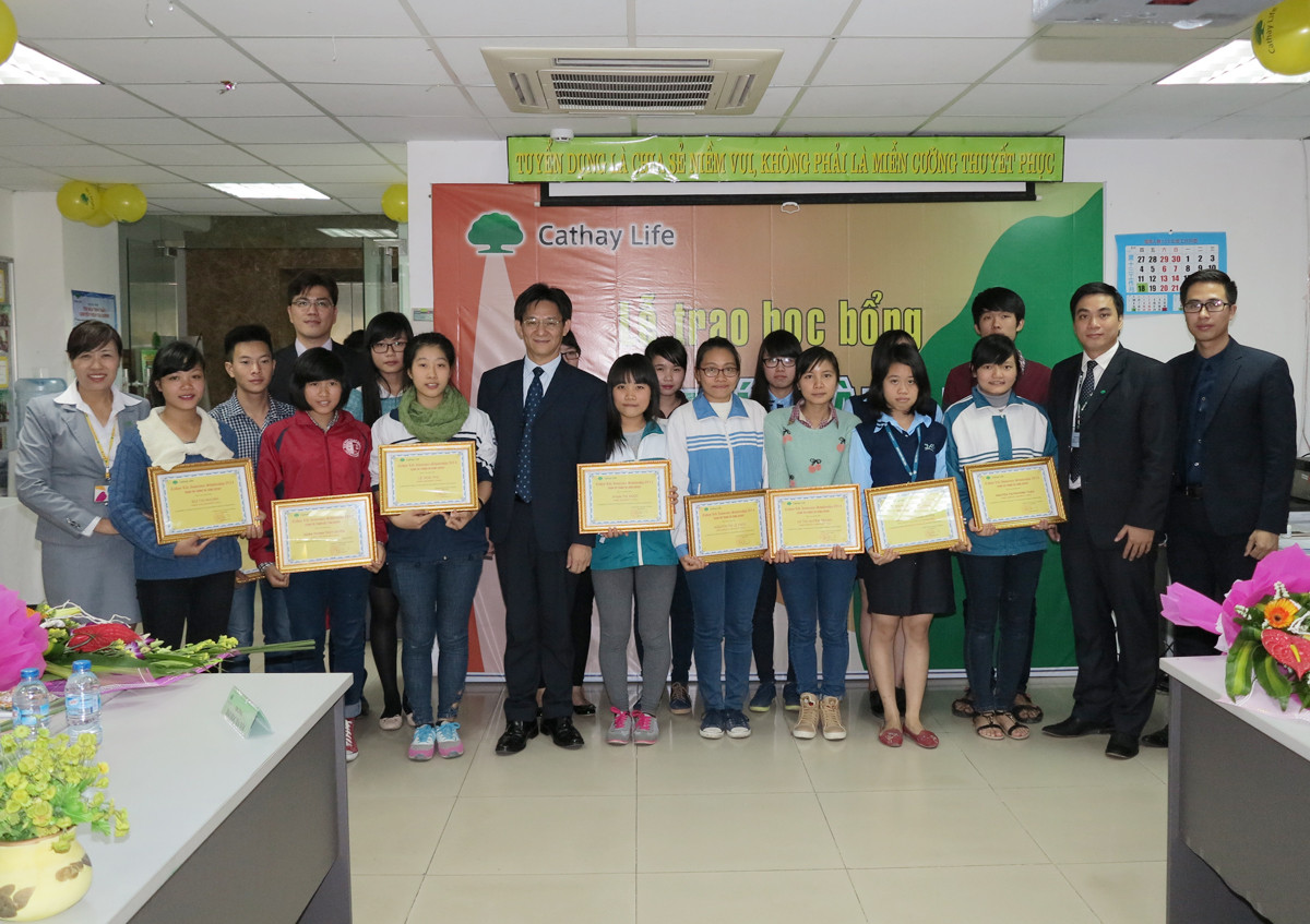 Ban lãnh đạo Công ty TNHH Bảo Hiểm Nhân Thọ Cathay Việt Nam trao học bổng “Thịnh Trí Thành Tài Cùng Cathay” cho các sinh viên thuộc các trường đại học tại Hà Nội Ban lãnh đạo Công ty TNHH Bảo Hiểm Nhân Thọ Cathay Việt Nam trao học bổng “Thịnh Trí Thành Tài Cùng Cathay” cho các sinh viên thuộc các trường đại học tại Hà Nội
