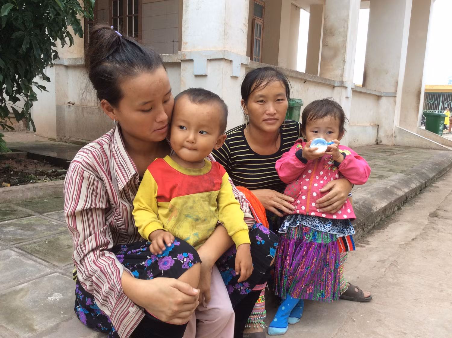 Không chỉ được khám bệnh miễn phí, các bé còn được tặng các phần quà từ Bộ trưởng Bộ Y tế Nguyễn Thị Kim Tiến