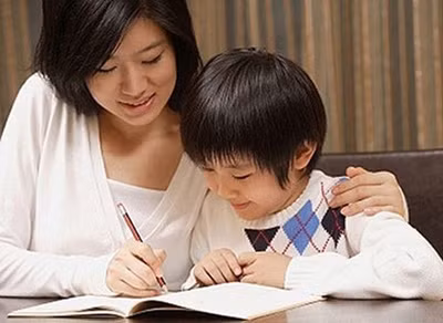 Không ít phụ huynh đau đầu với những bài toán, bài văn của con. Ảnh minh họa Không ít phụ huynh đau đầu với những bài toán, bài văn của con. Ảnh minh họa