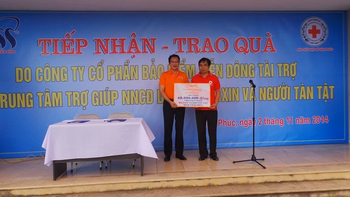 Phó tổng giám đốc của VASS, ông Trần Hữu Tài – đại diện VASS tặng quà cho các nạn nhân nhiễm chất độc da cam/dioxin và người tàn tật tỉnh Vĩnh Phúc