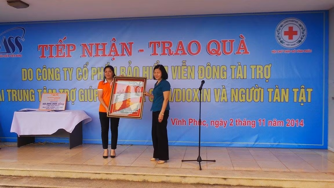 Bà Dương Thị Tuyến - Ủy viên Ban thường vụ Tỉnh ủy, Phó Chủ tịch UBND tỉnh Vĩnh Phúc tặng quà lưu niệm cho VASS vì hoạt động cộng đồng. Trong ảnh: bà Đỗ Thị Minh Đức (áo cam) - Chủ tịch HĐQT Bảo hiểm Viễn Đông nhận quà lưu niệm