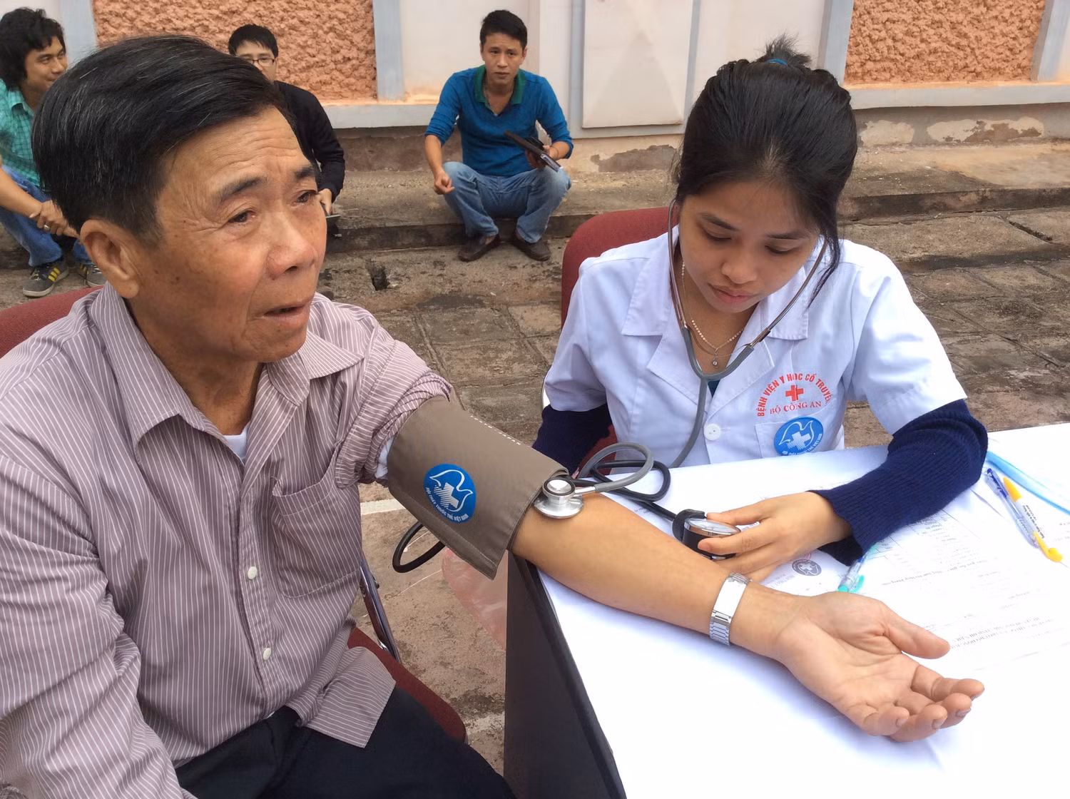 Các bác sĩ trẻ nhiệt tình khám bệnh cho người dân